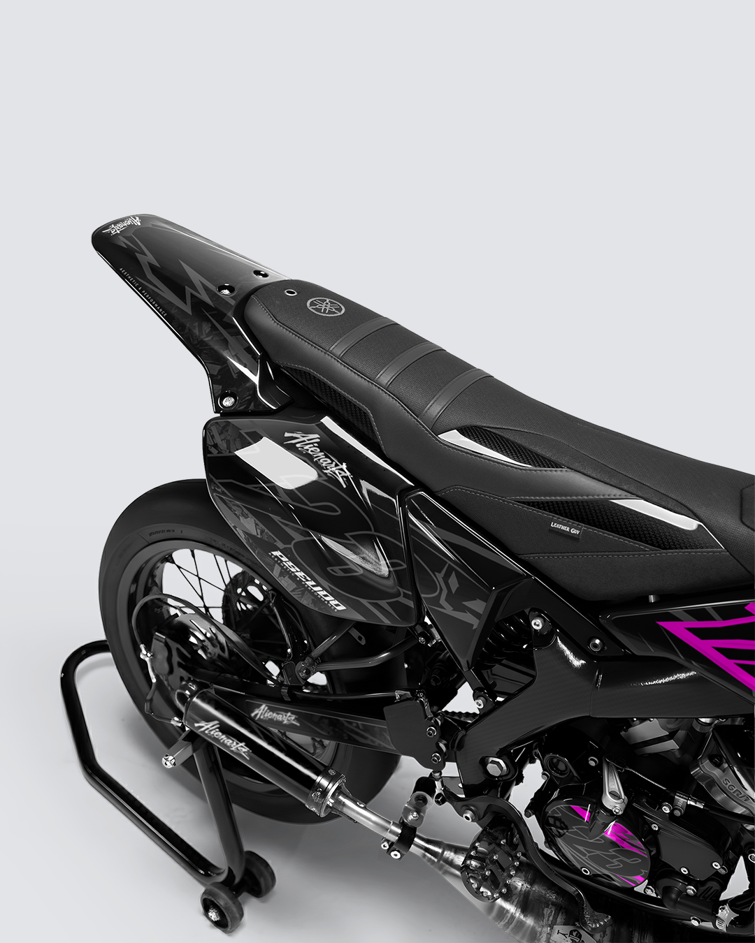 NEMESIS - Kit deco YAMAHA DT 50cc - Rose — vue de dos